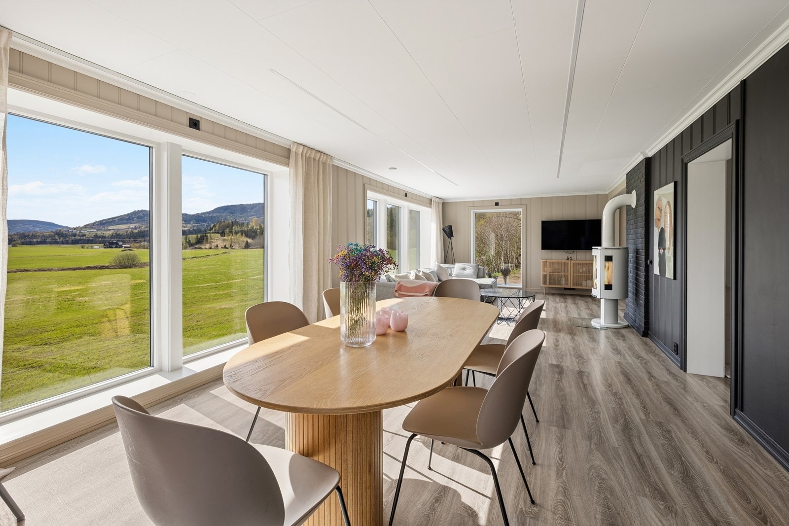Romslig plass til spisegruppe. Galleribilde