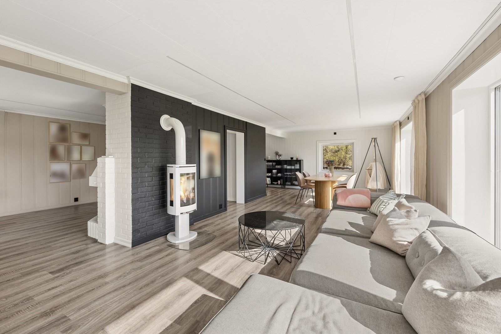 I stuen har du god plass til familie og venner. Stuen og spisestuen henger sammen, og skaper en fin sosial sone. Galleribilde