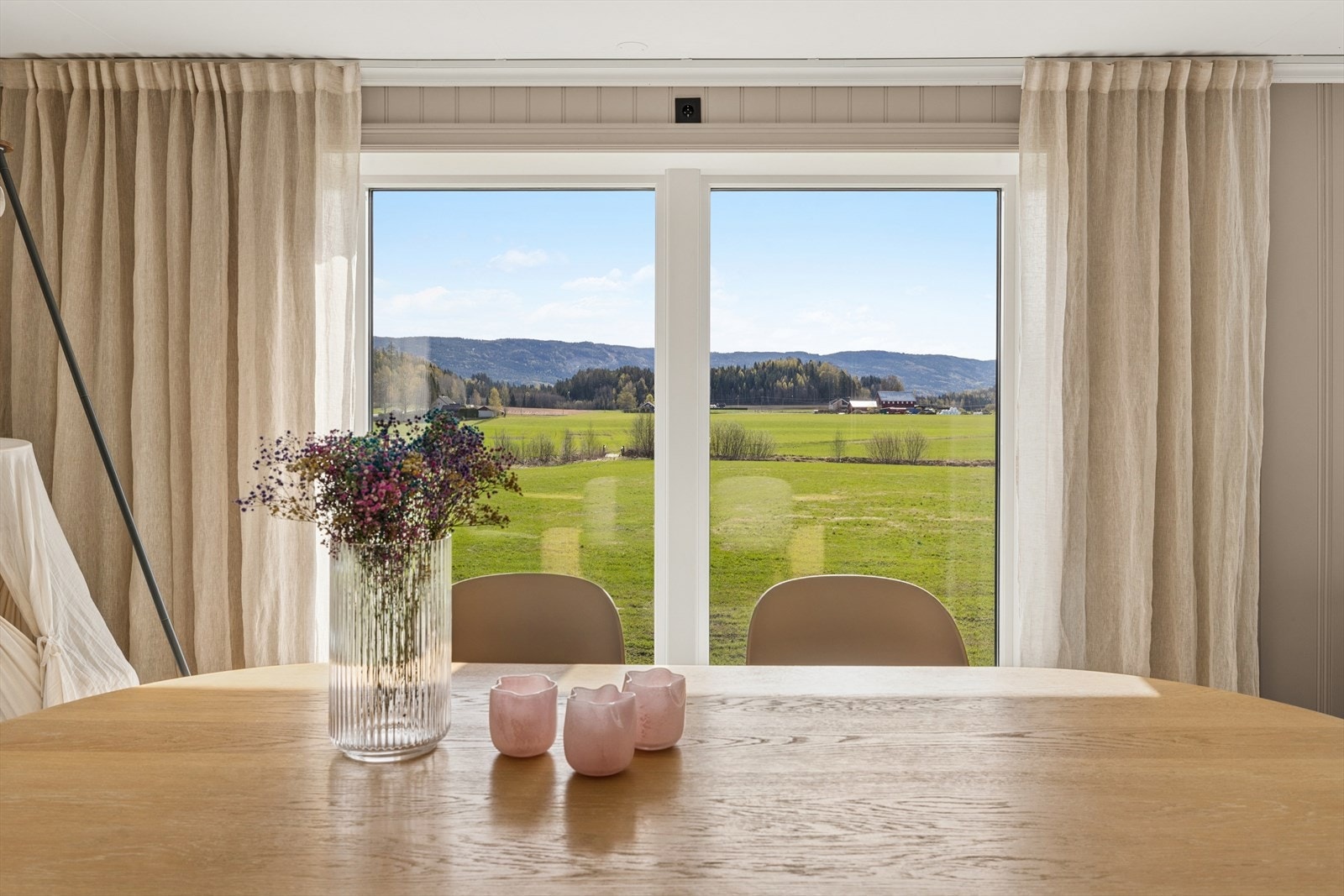 Nyt denne fredfulle utsikten ved middagsbordet. Galleribilde