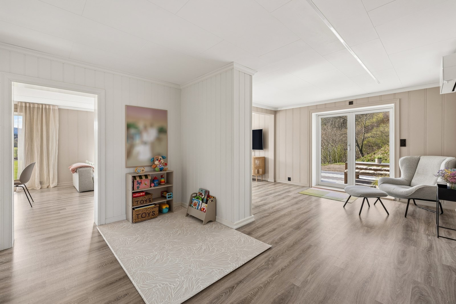 Lys og åpen stue med flere soner. Galleribilde