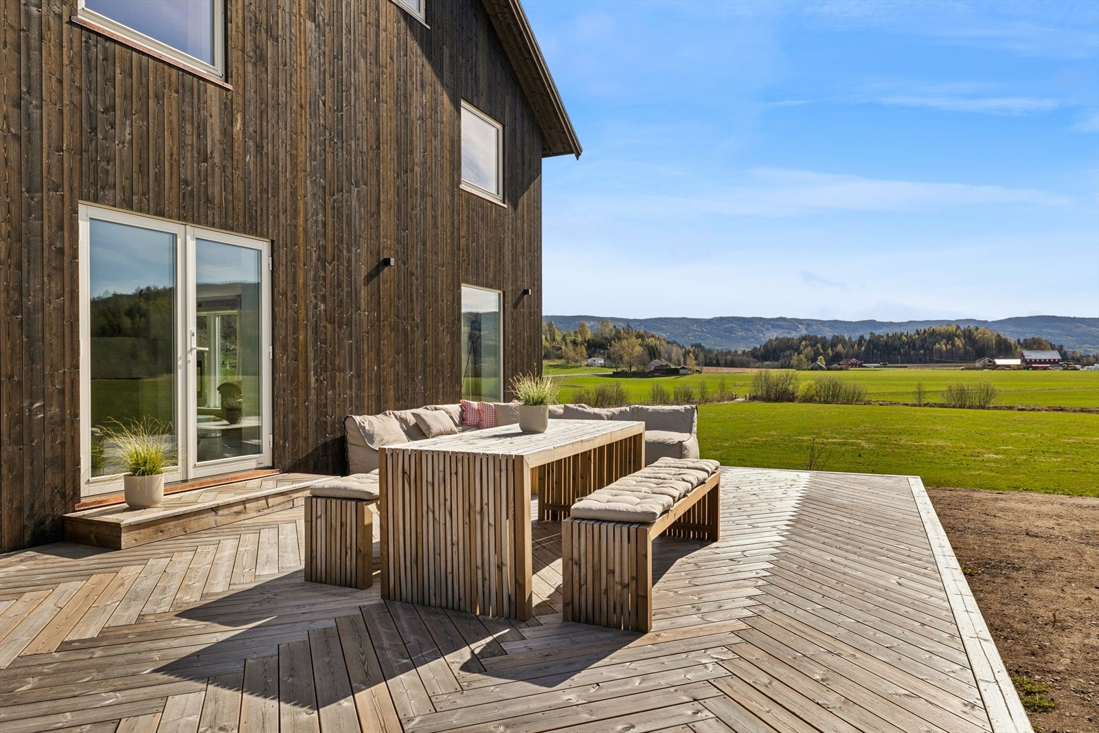 Ut for stuen har du denne herlige terrassen med god plass. Galleribilde