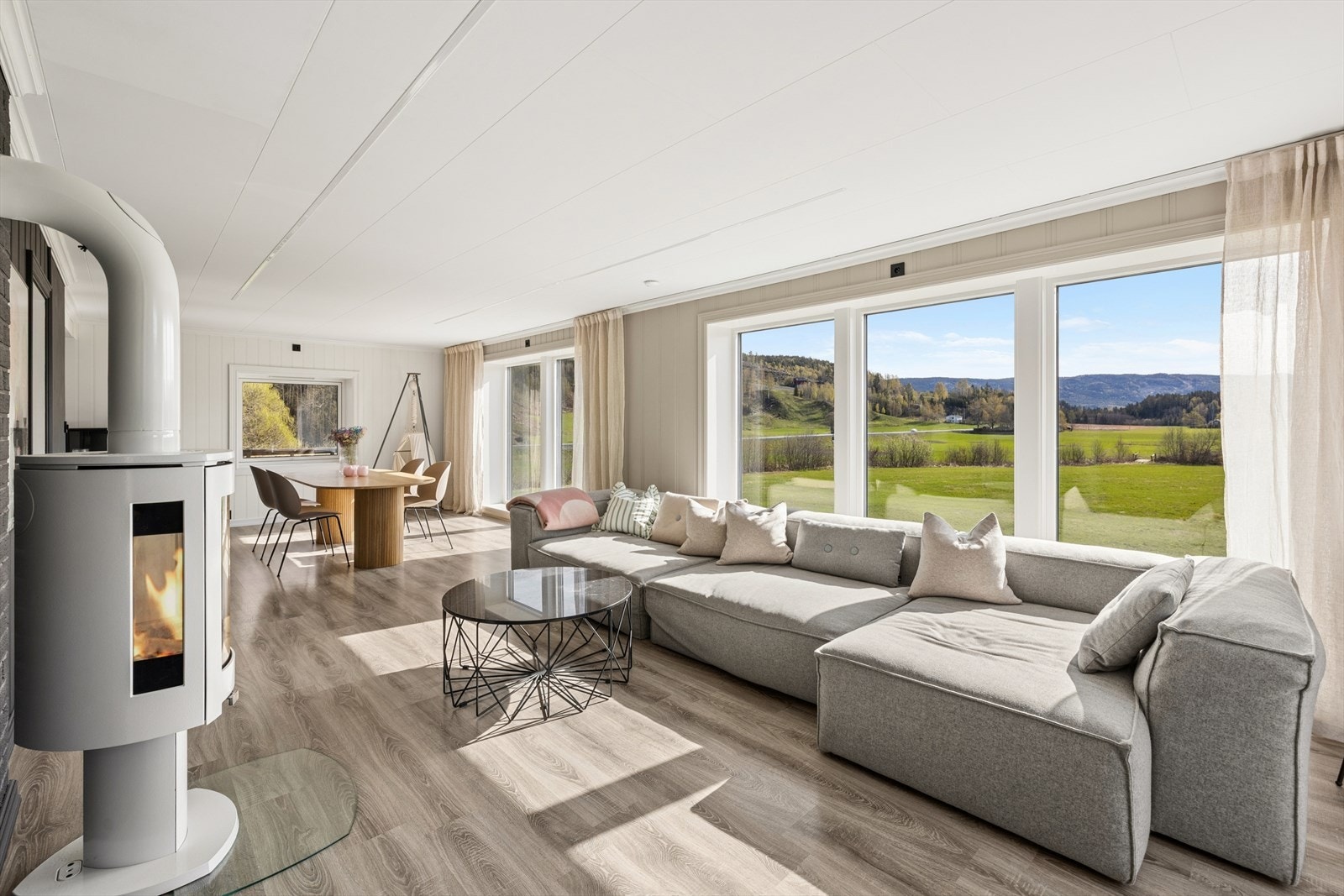 De store vinduene slipper inn godt med lys og du får naturen inn. Galleribilde