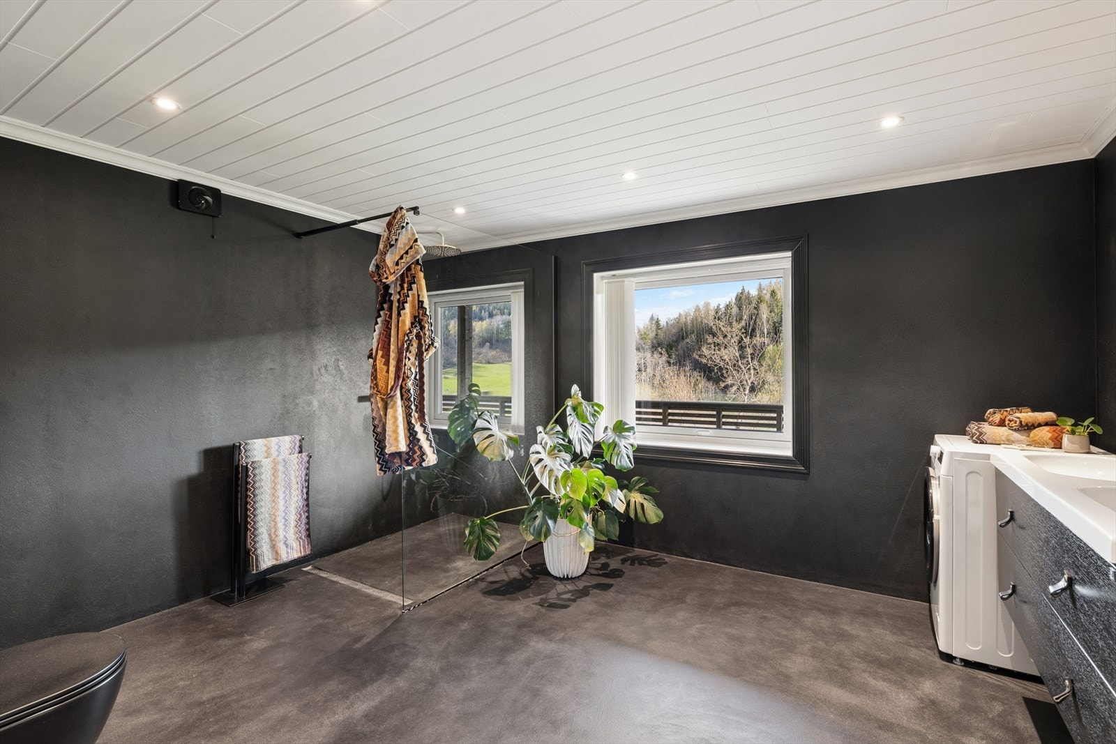 Moderne baderom i flott stil. Galleribilde