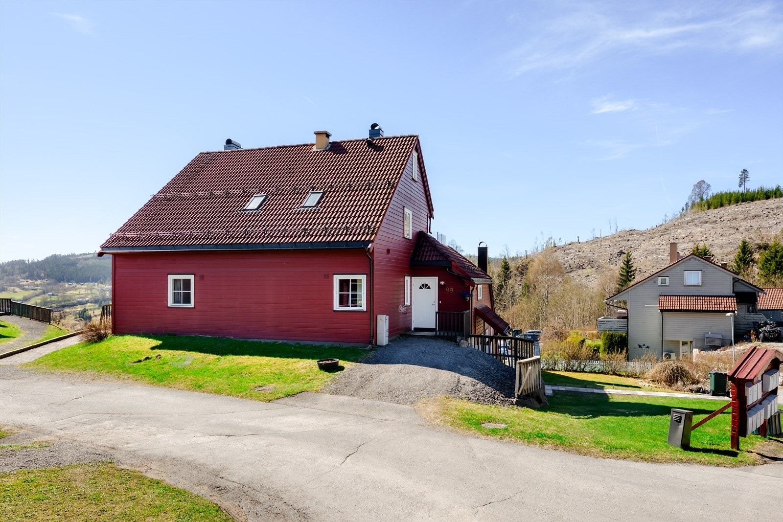 Med egen inngang direkte fra bakkeplan er dette en svært tilgjengelig bolig, ideell for alle livsfaser. Det er også anledning til å parkere foran egen inngangsdør, så fremt man ikke står i veien for noen Galleribilde