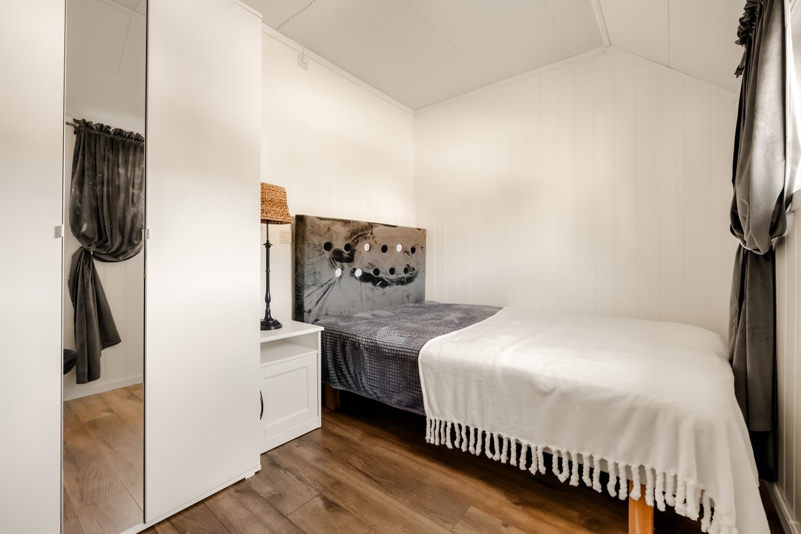 Leilighetens andre soverom passer godt som barnerom, gjesterom eller kontor. Galleribilde