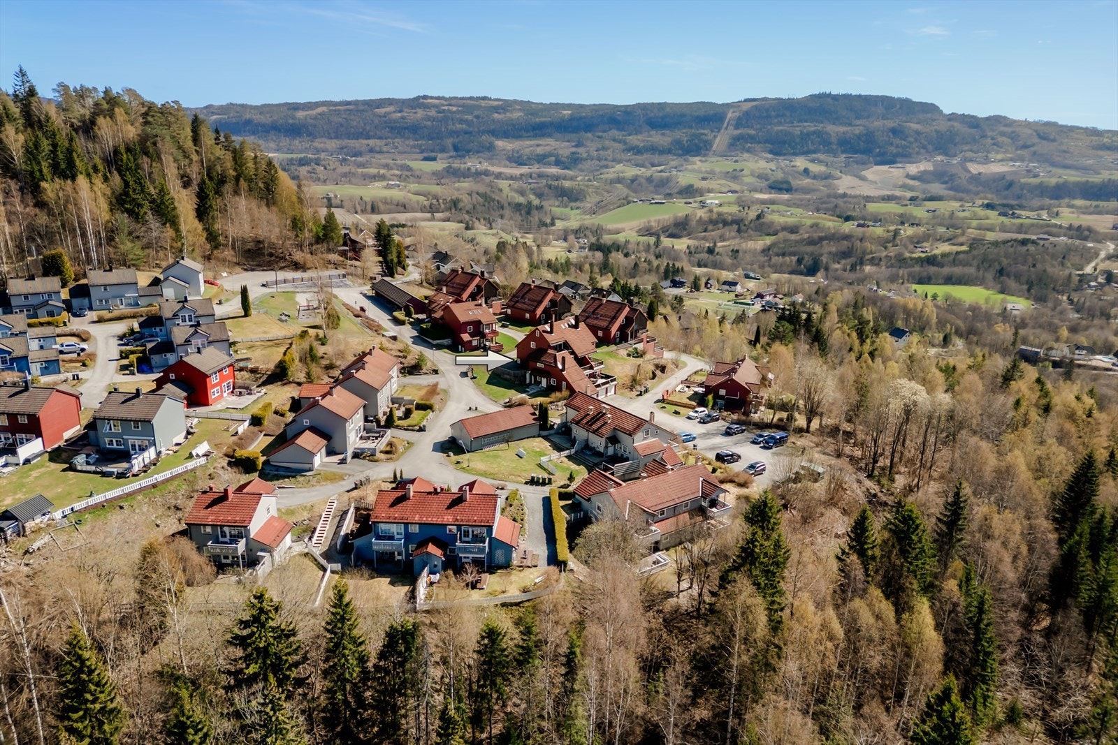 Bråtås Borettslag ligger i et rolig og etablert boligområde med umiddelbar nærhet til skog og mark. Galleribilde
