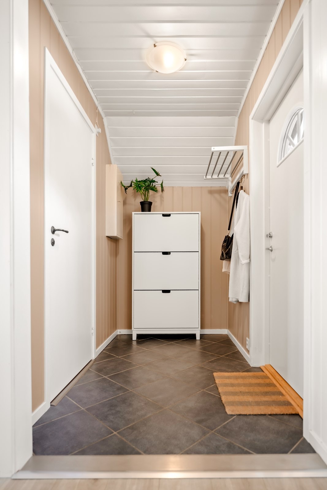 Entréen har plass til oppbevaring av yttertøy og sko. Sikringsskapet er plassert her. Galleribilde