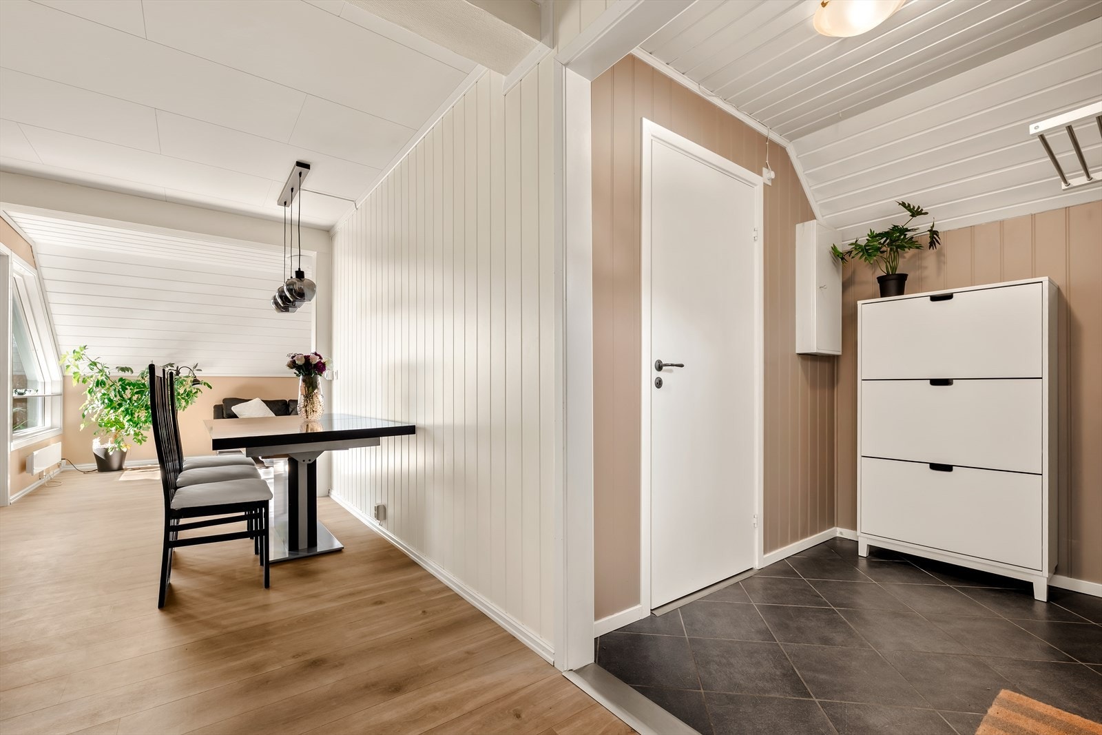 Fra entréen er det en naturlig overgang til leilighetens oppholdsrom. Galleribilde