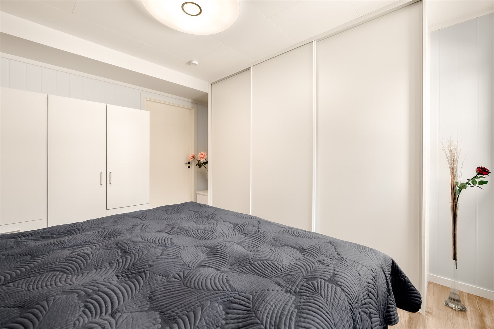 Hovedsoverommet har en stor skyvedørsgarderobe som gir rikelig med oppbevaringsplass. Galleribilde
