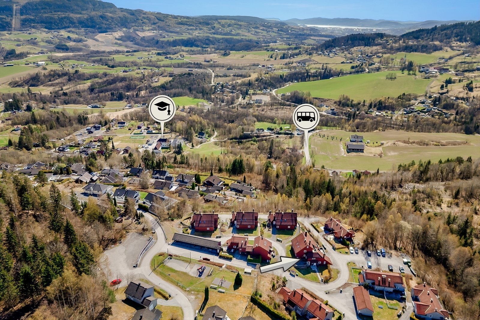 Leiligheten ligger i et barnevennlig område med kort vei til både skole og bussholdeplass. Galleribilde