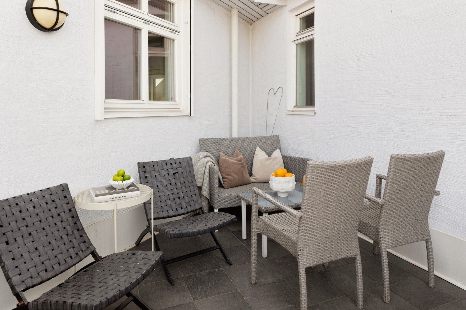 Ved inngangspartiet til leiligheten ligger en felles takterrasse, som nåværende eier benytter som uteplass. Galleribilde
