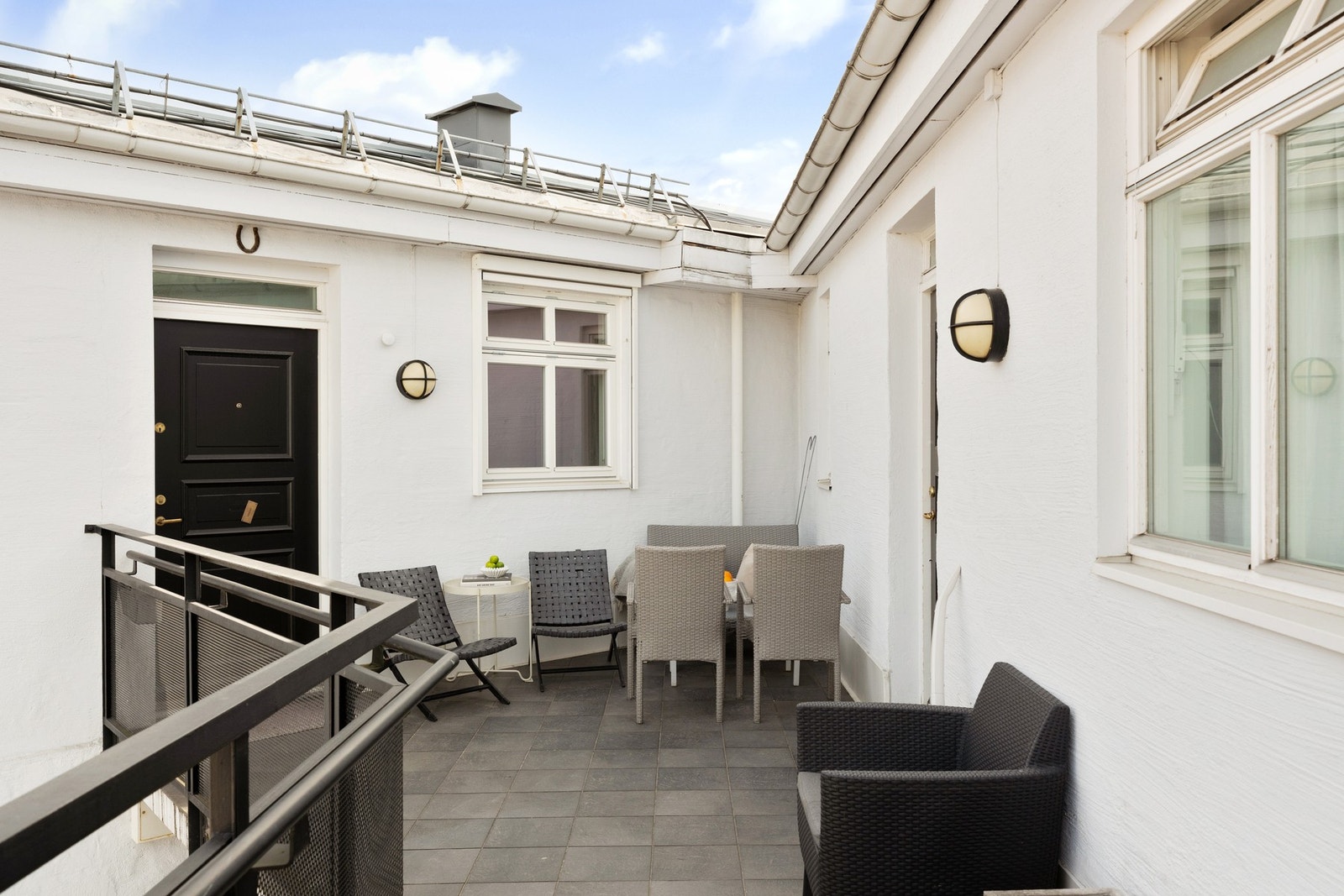 Ved inngangspartiet til leiligheten ligger en felles takterrasse, som nåværende eier benytter som uteplass. Galleribilde