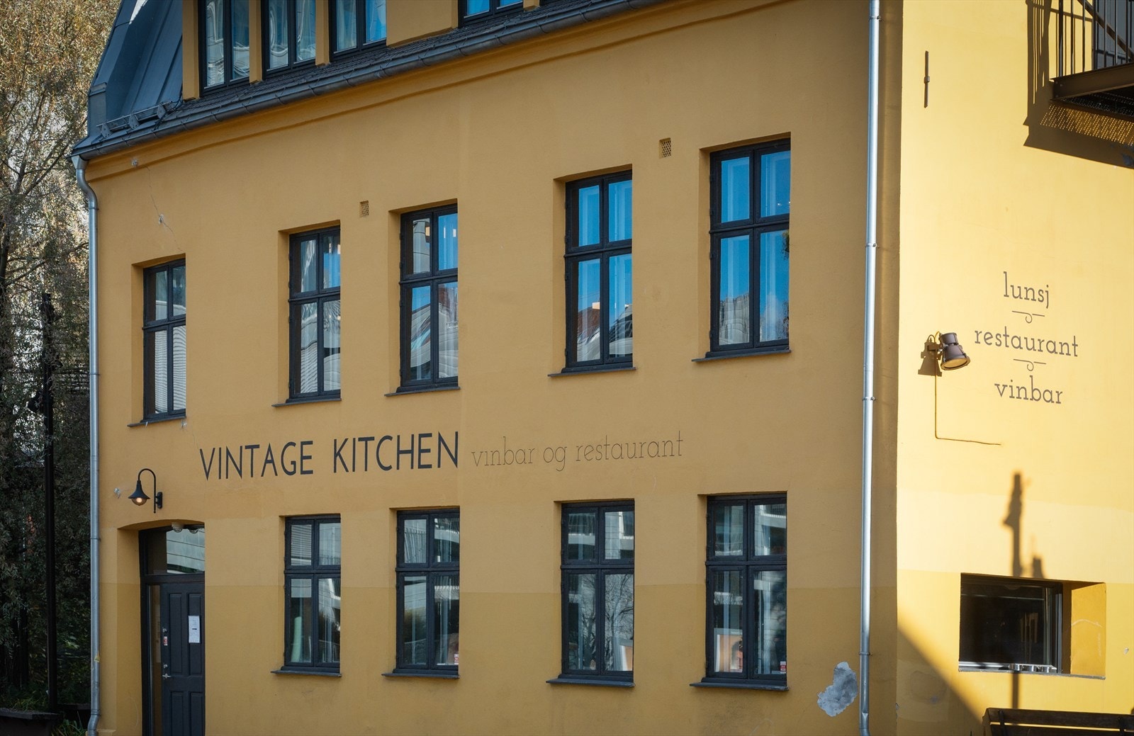 Utforsk de mange kafeene, barene og spisestedene som preger nabolaget. Galleribilde
