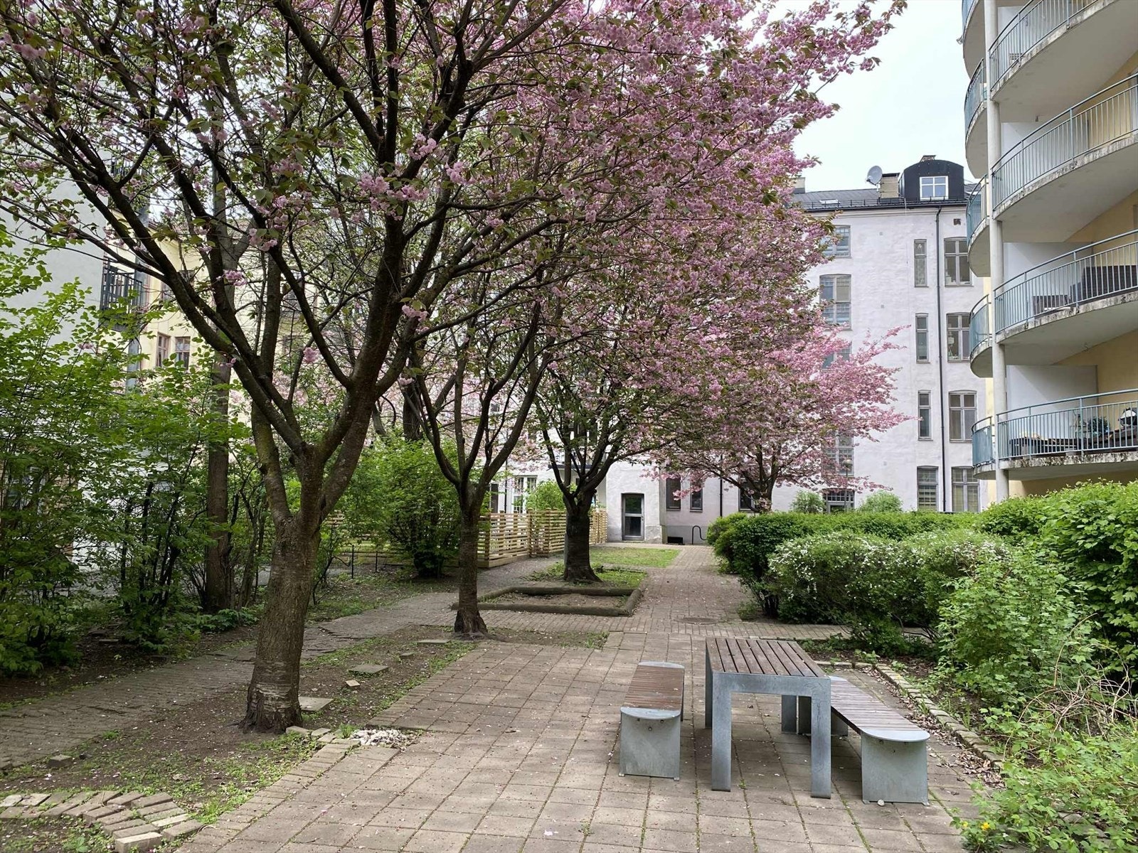 Flere sittegrupper er plassert rundt i det felles gårdsrommet. Galleribilde
