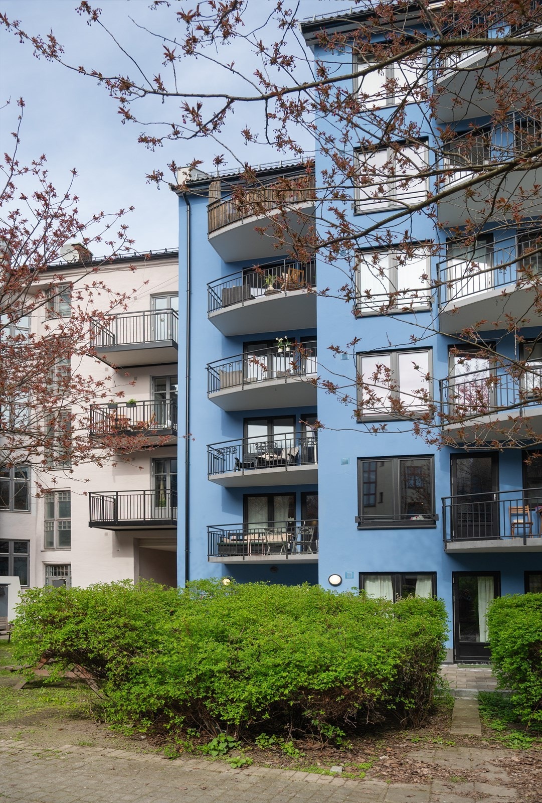 Leiligheten ligger tilbaketrukket fra gaten, med balkong mot den rolige bakgården. Galleribilde