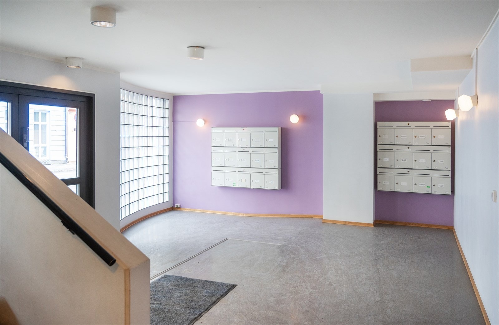 Velholdt inngangsparti med postkasser og heisadkomst til etasjene. Galleribilde
