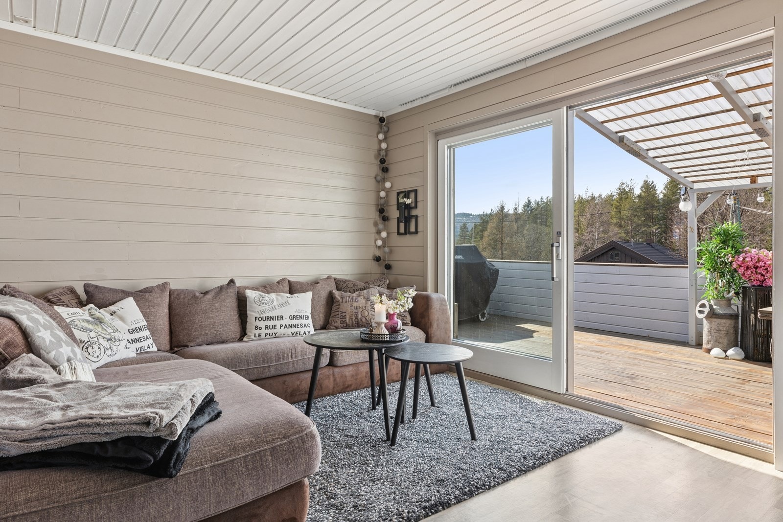 Stuen har direkte utgang til en stor, delvis overbygget veranda som fungerer som en forlengelse av rommet Galleribilde