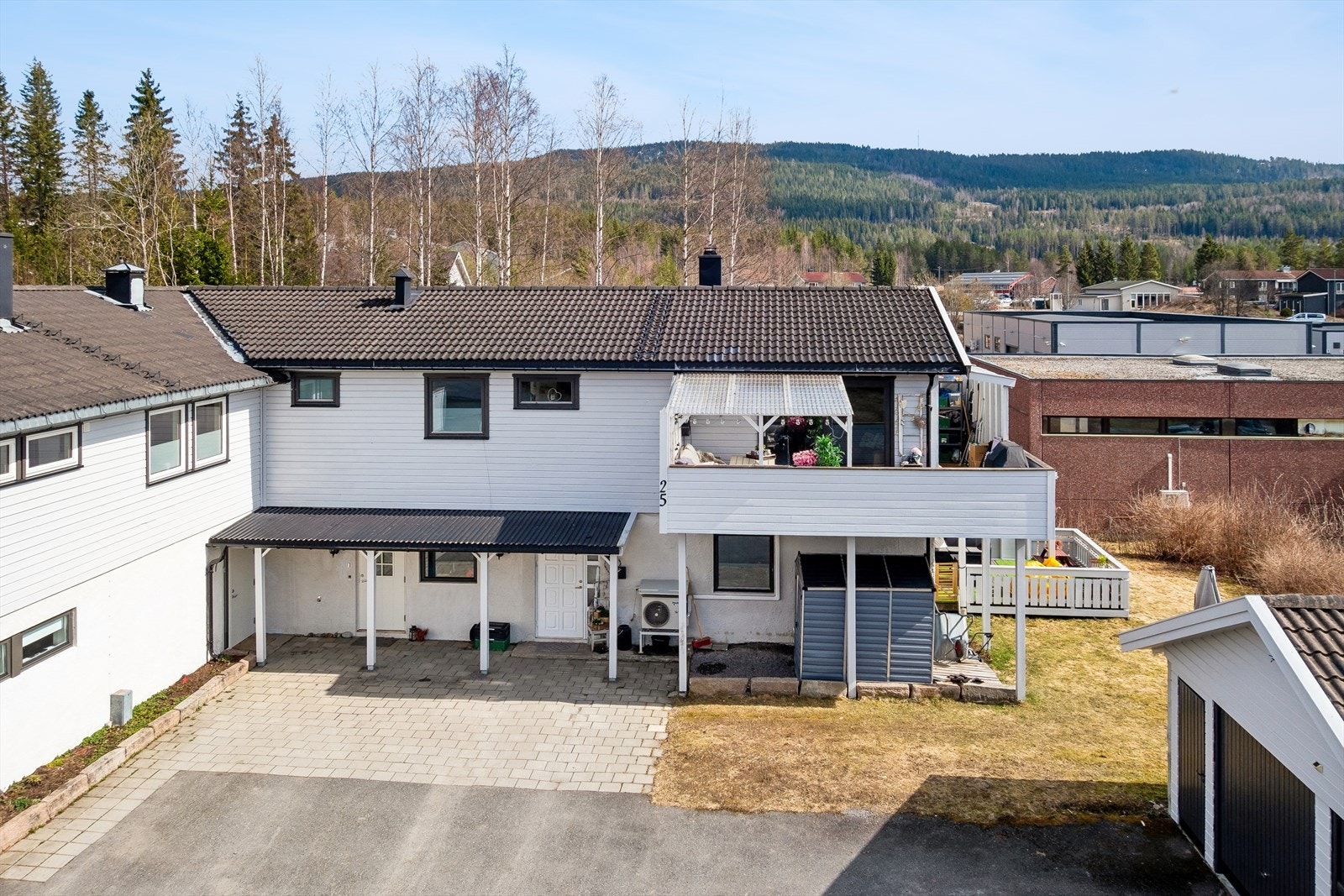 Her lever du tett på naturen, samtidig som du har kort pendlervei til Oslo, likeså til Gardermoen. Milevis med skiløyper og flott turterreng i nærheten Galleribilde