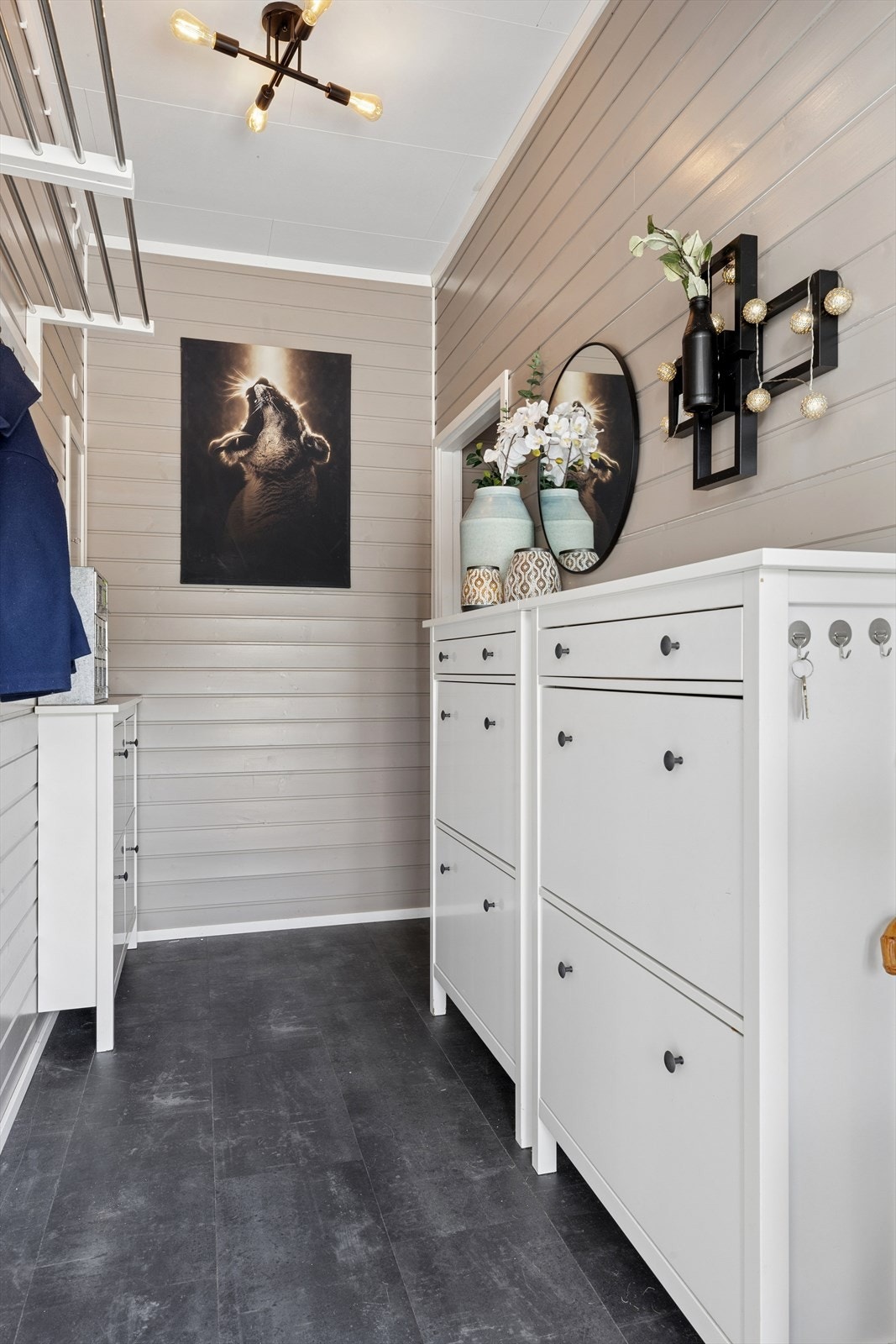 God plass til yttertøy og sko i gangen, som holder orden i en travel hverdag. Galleribilde