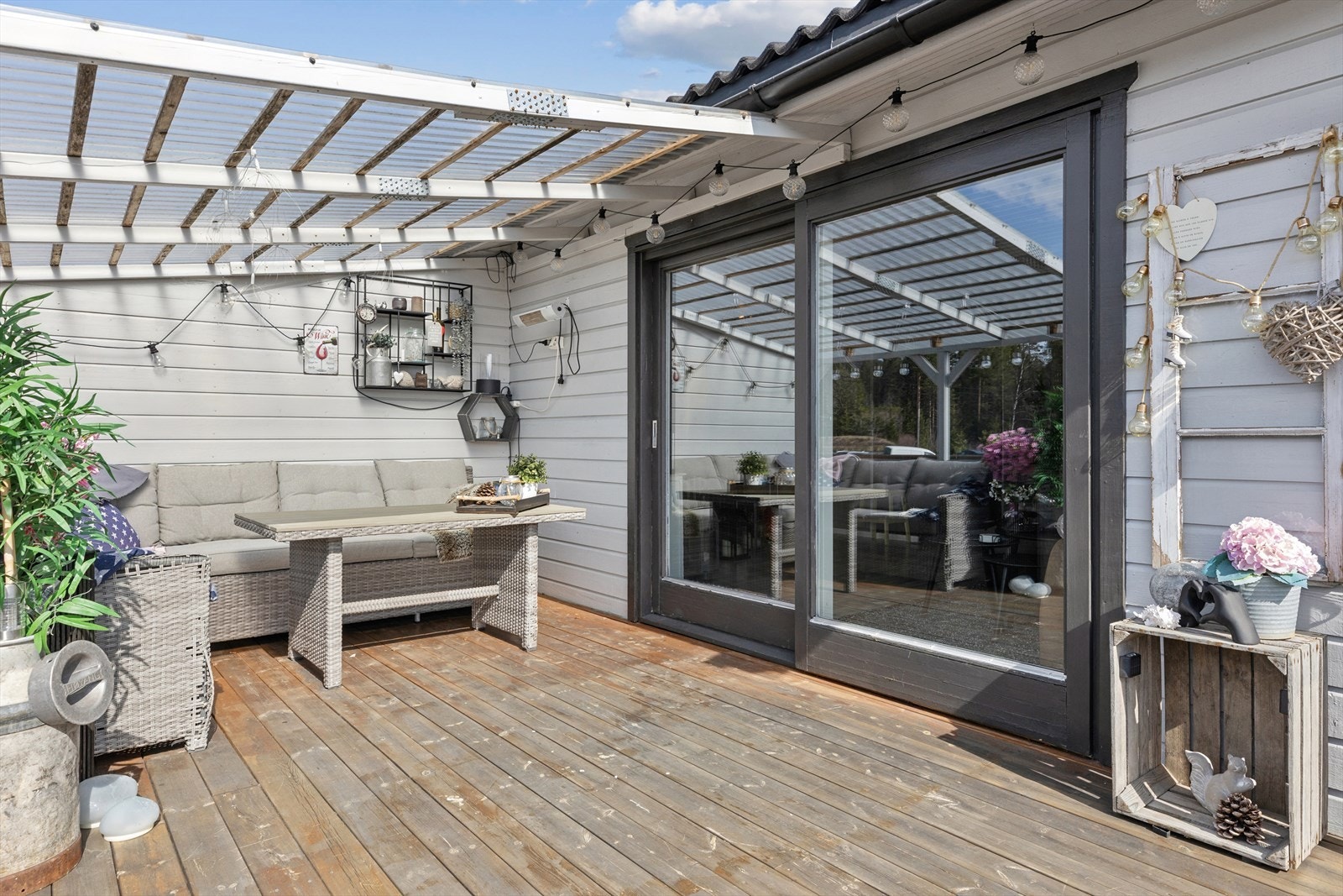 Takoverbygget på verandaen gir behagelig ly, enten solen steker eller regnet kommer Galleribilde