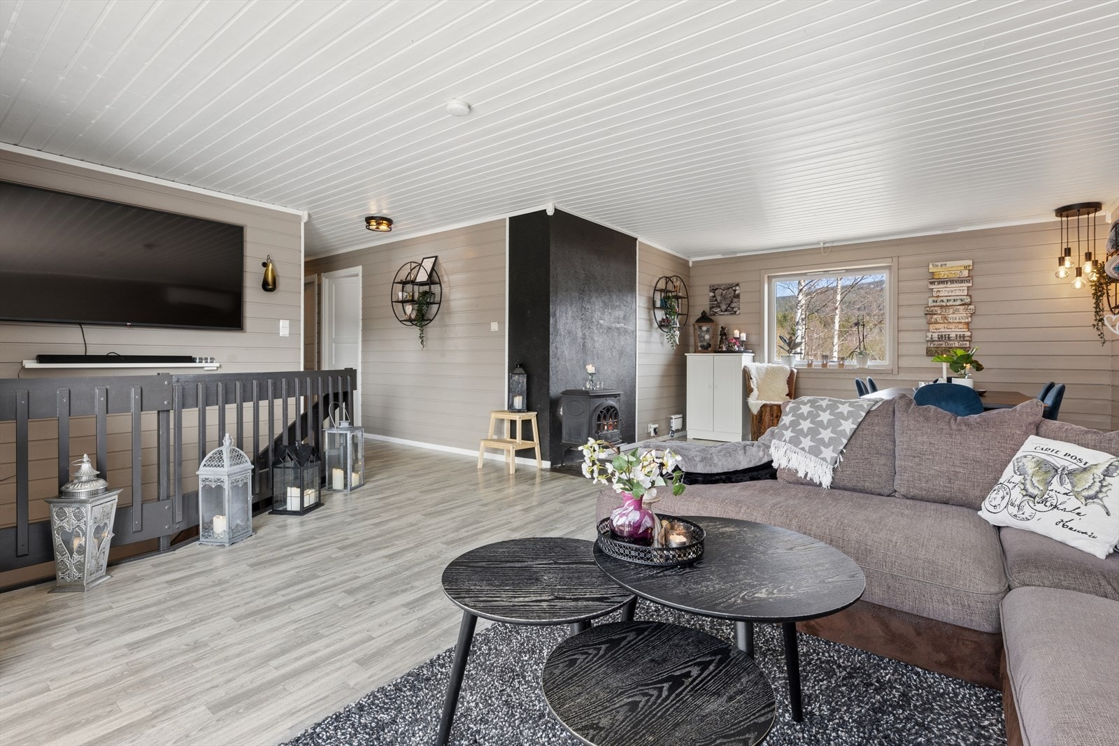 Det er god plass til både sofagruppe og spisestue Galleribilde