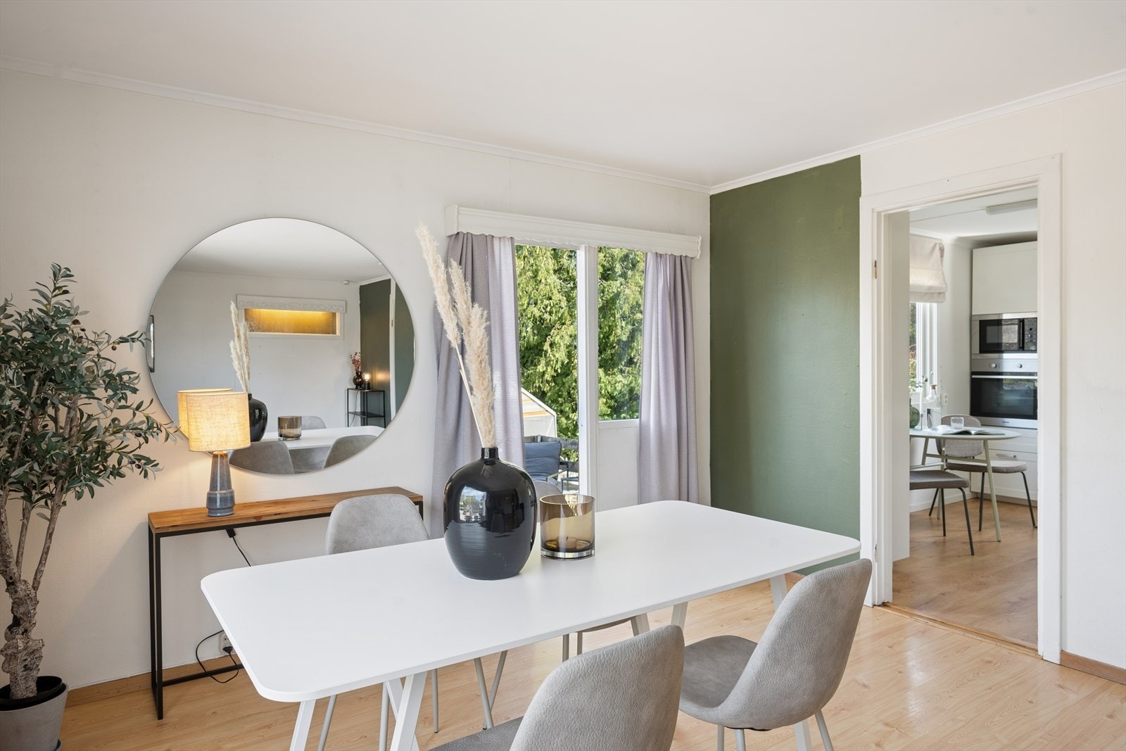 Spisestue/stue med direkte utgang til terrasse og hage. Galleribilde
