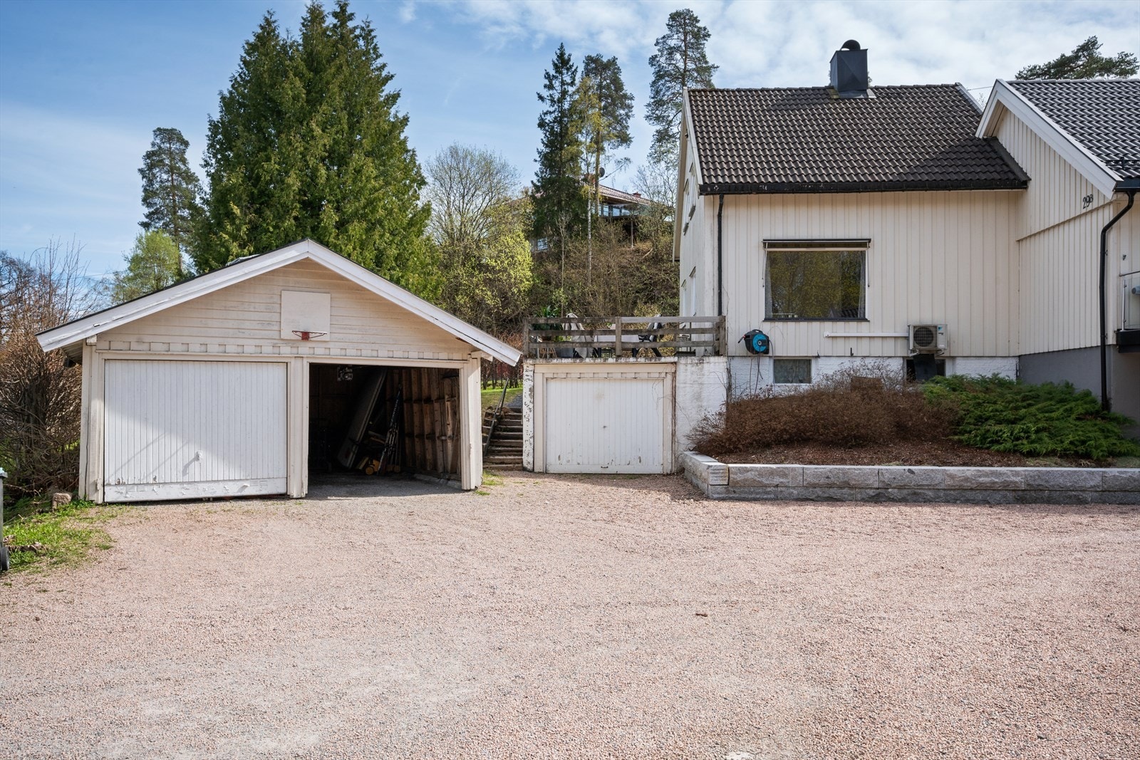 Frittstående garasje (må renoveres/rives) samt garasje i tilknytning til boligen. Galleribilde