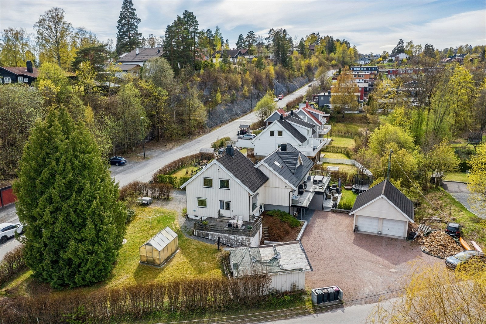 Det er 2 adkomstveien inn til eiendommen. Galleribilde