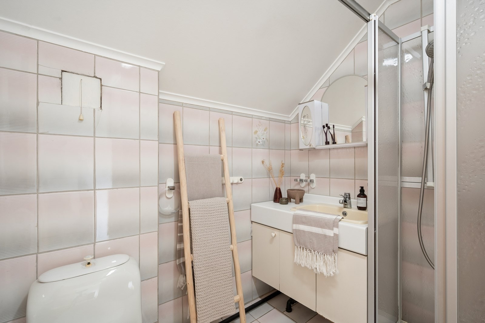 Baderom av eldre standard. Galleribilde