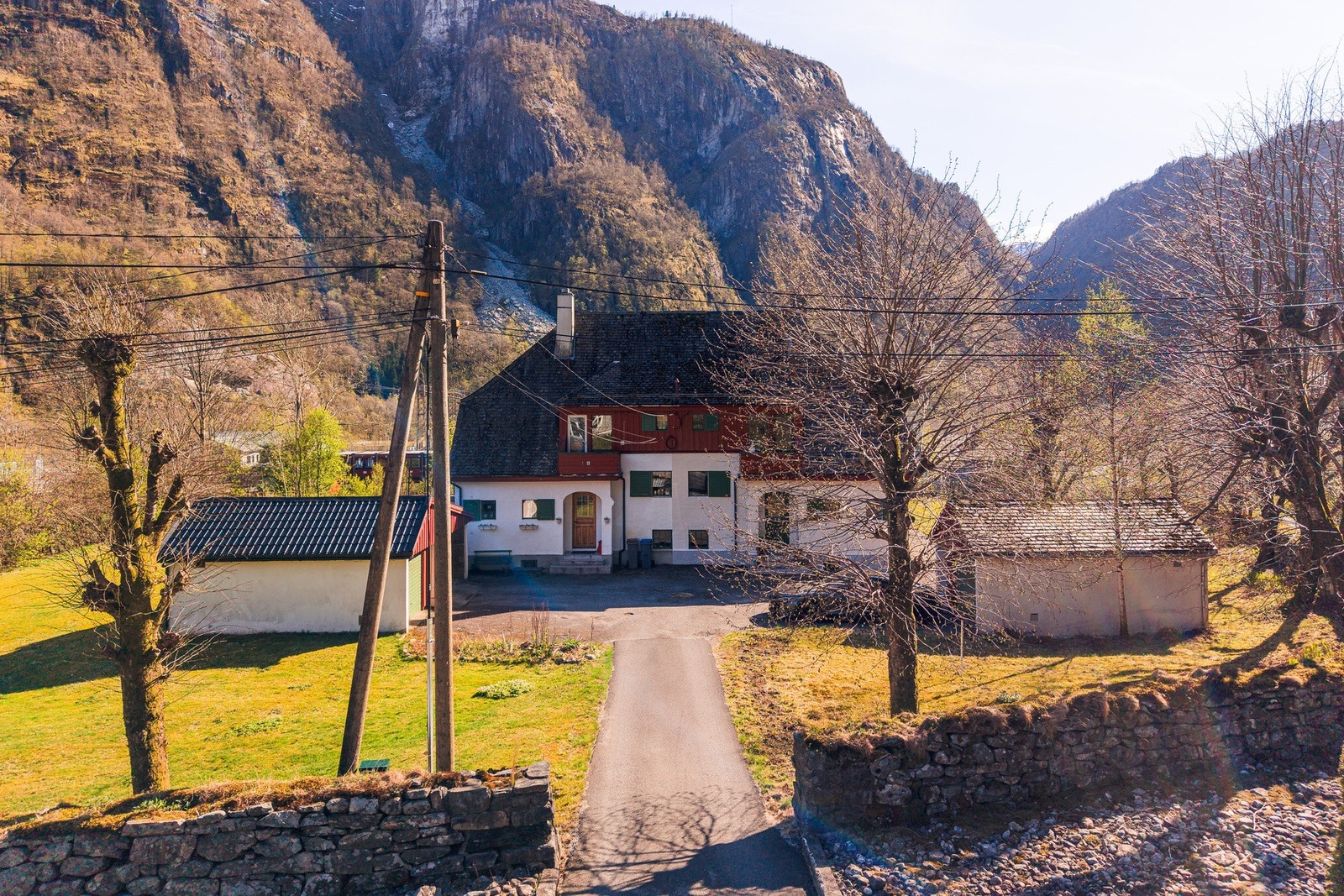 Her bor du i rolige og naturskjønne omgivelser, med en frodig hage som gir rom for både lek, avslapning og hyggelige sommerdager. Eiendommen har også garasje og gode lagringsmuligheter. Galleribilde
