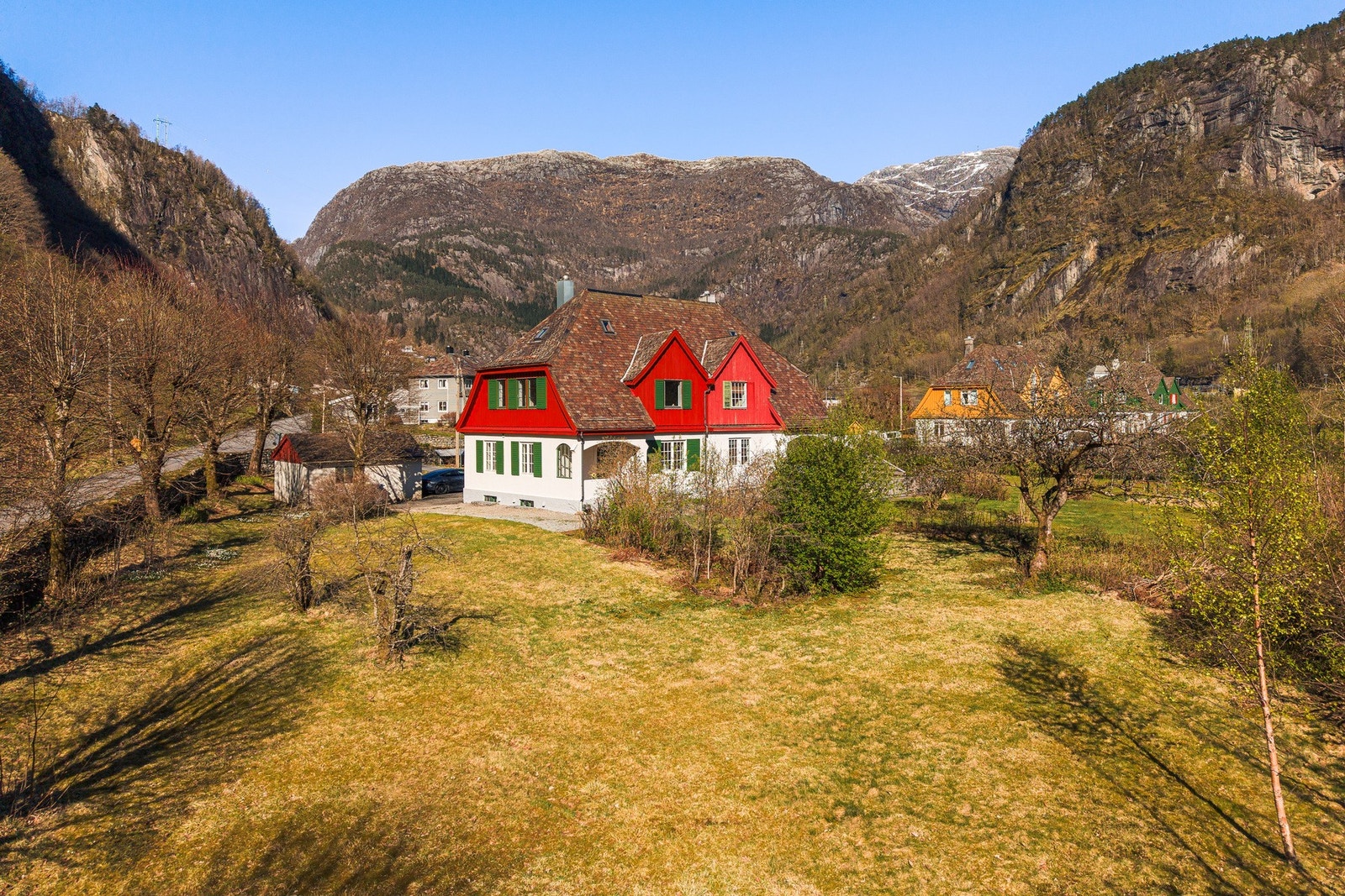 Den romslige og frodige hagen gir eiendommen en helt spesiell ro. Her finner du vakker beplantning med blant annet hvitveis, syriner, rhododendron, hegg og liljer. I tillegg vokser det både eple- og plommetrær, samt markjordbær og bringebær. Galleribilde