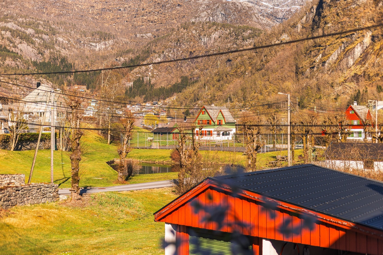 Boligen har en idyllisk beliggenhet i et område med historisk særpreg og parklignende omgivelser, komplett med tennisbane og gåsedam. Her er det lett å senke skuldrene og nyte det gode livet på landet, samtidig som du har kort vei til alt Dale har å by på Galleribilde