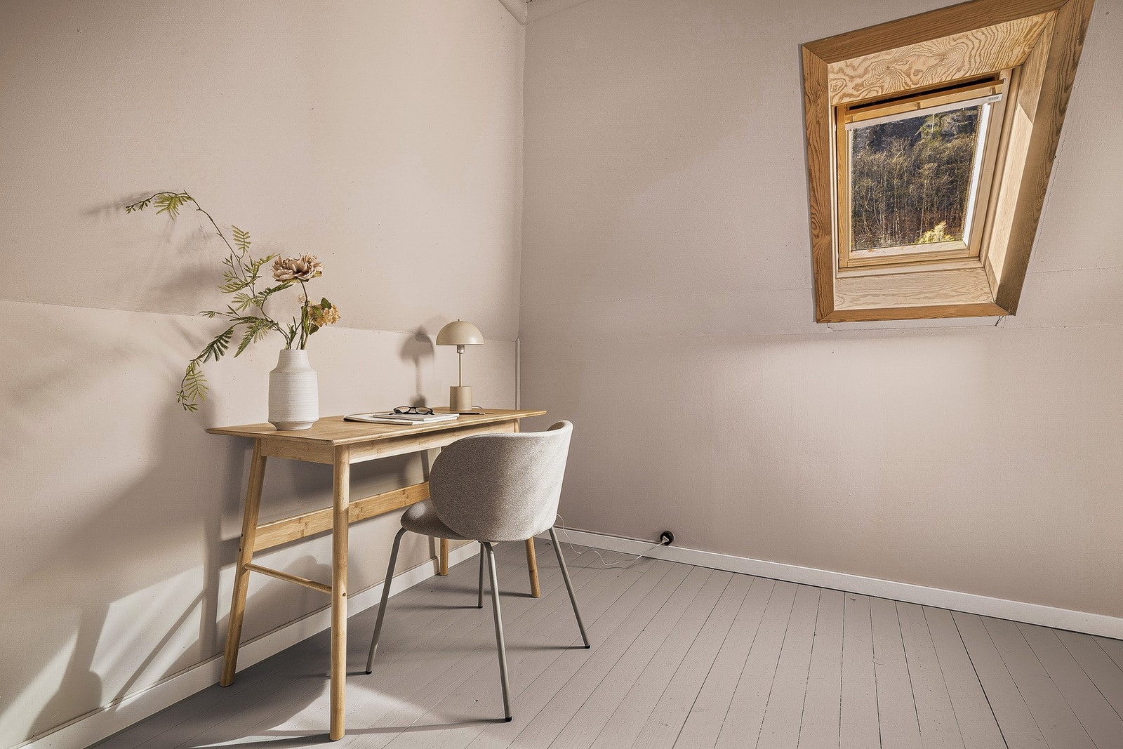 Lofts etg. fremstår som loft/oppbefaring. Takhøyden er god. Et av rommene er i dag innredet som et kontor. Galleribilde