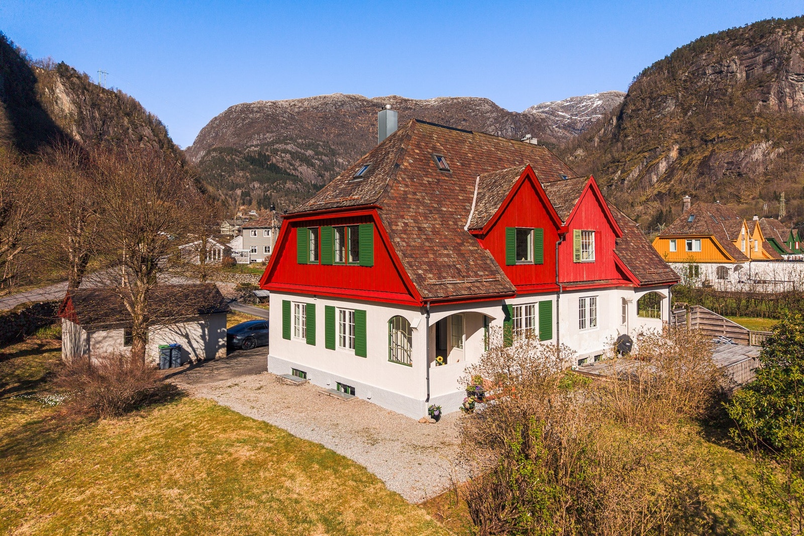 Området byr på flotte naturopplevelser året rundt. Det er kort vei til populære turmål som Storefossen og fjellturer i nærliggende områder, samt fine turstier langs elven - kjent som en av Norges beste lakseelver. Galleribilde