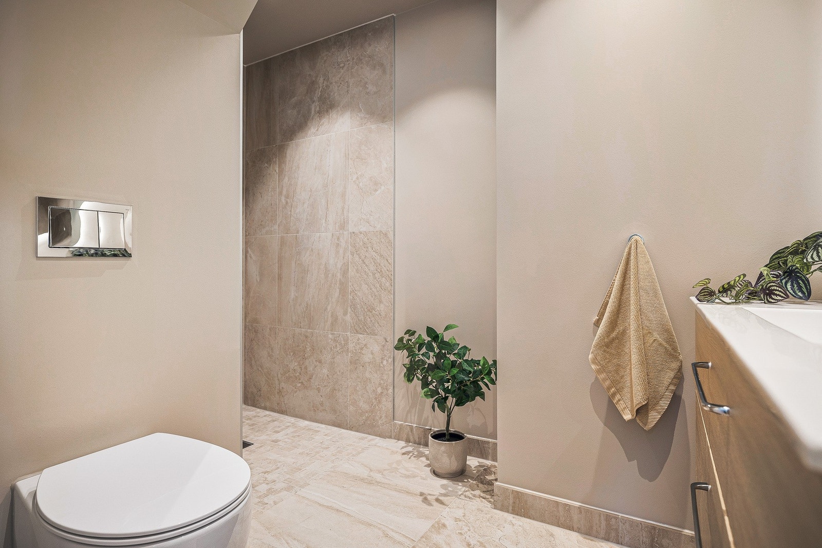 Badet i 2. etasje er nytt i 2025 og fremstår moderne og delikat med flislagte gulv og dusjsone, kombinert med malte flater på øvrige vegger og i himling. Galleribilde