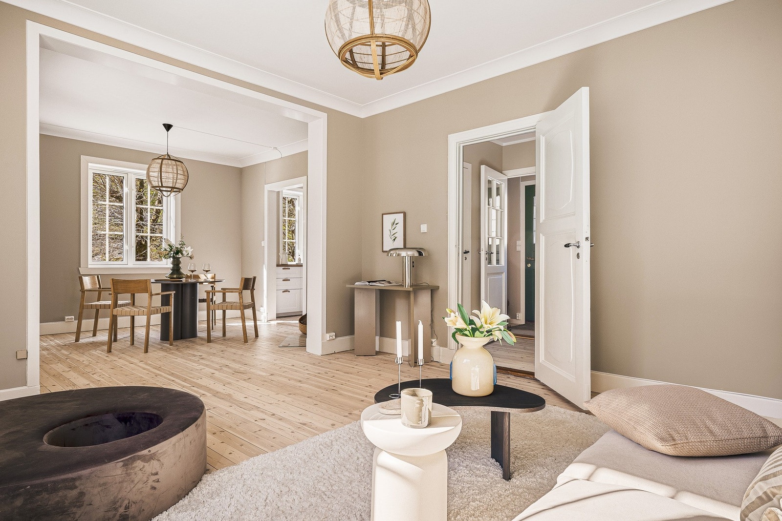 Velkommen til en innbydende og oppgradert bolig med god standard og en praktisk planløsning - perfekt for både familier og par som ønsker god plass og komfort. Galleribilde