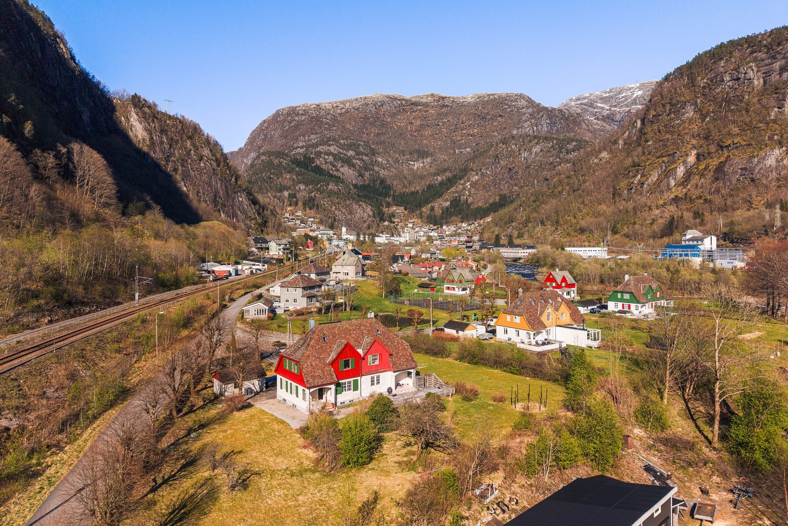 Det tar ca. 1 minutt å gå til togbanen. Med tog tar det ca. 42 minutter til Bergen sentrum. Galleribilde