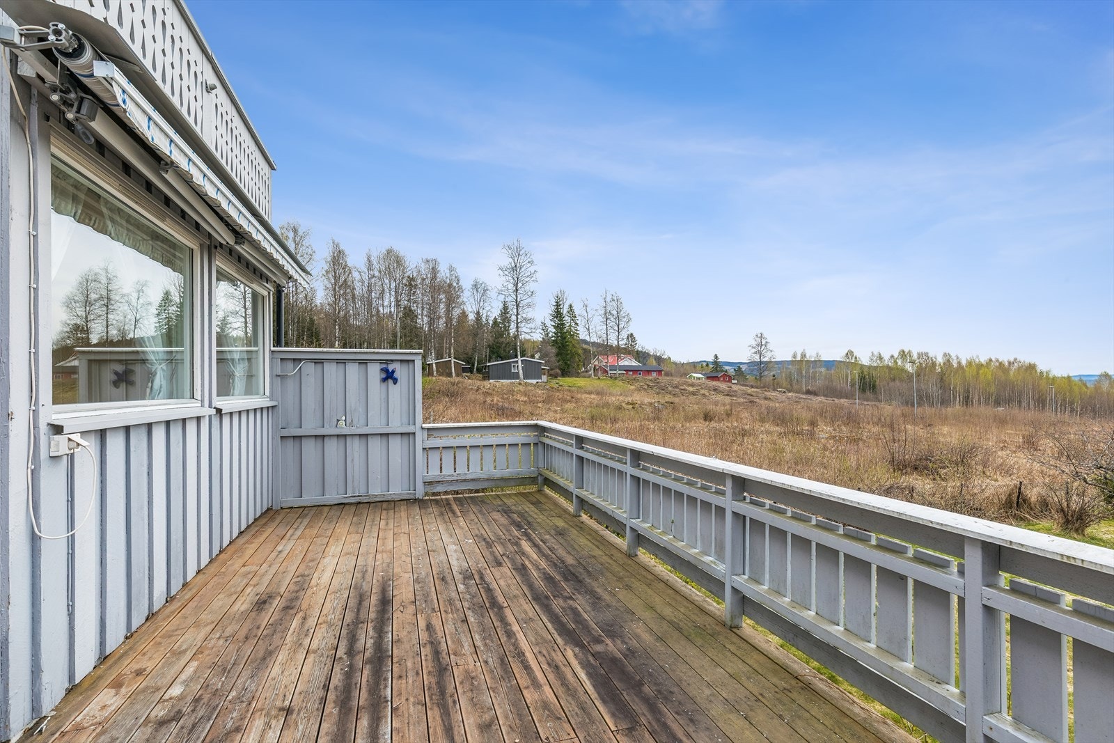 Terrasse med god plass til sittegrupper, grill m.m. Galleribilde