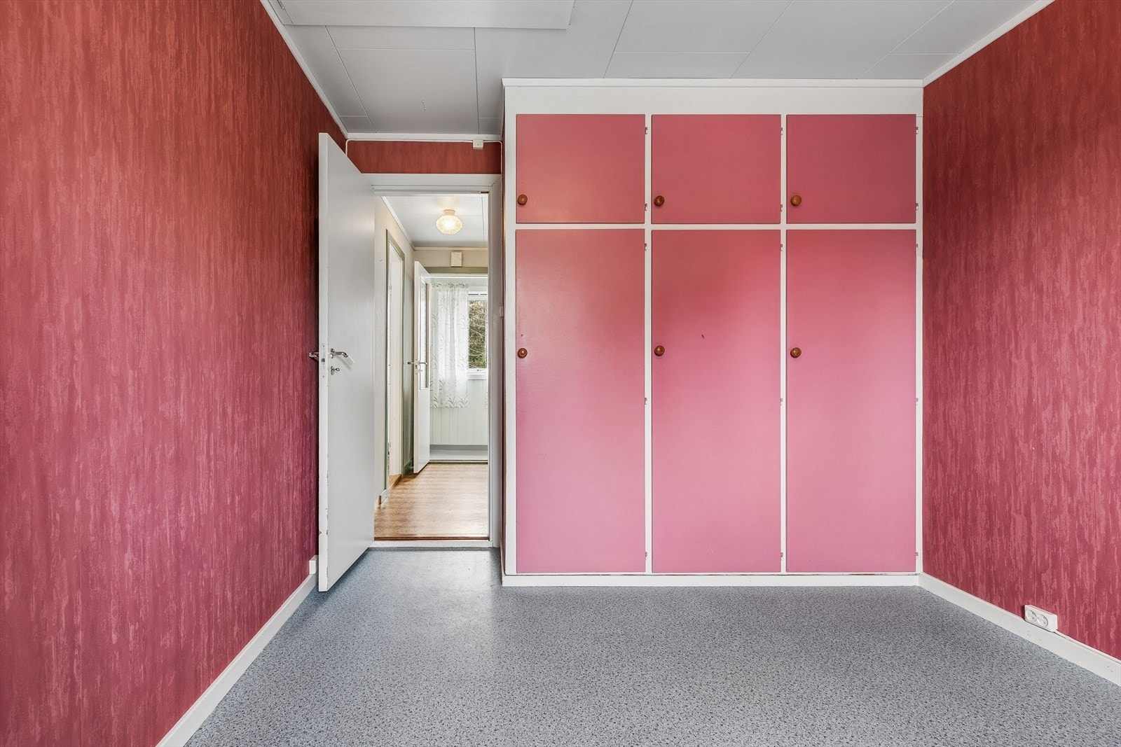 Soverom med plassbygget garderobeskap. Galleribilde