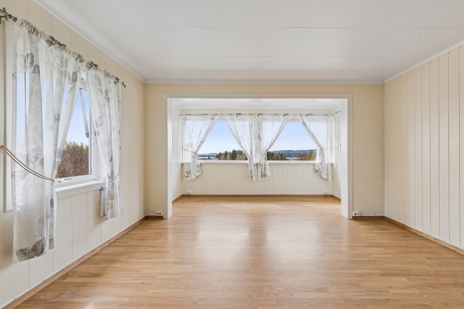 Fra stuen er det også god utsikt til Storsjøen og til landskapet. Galleribilde
