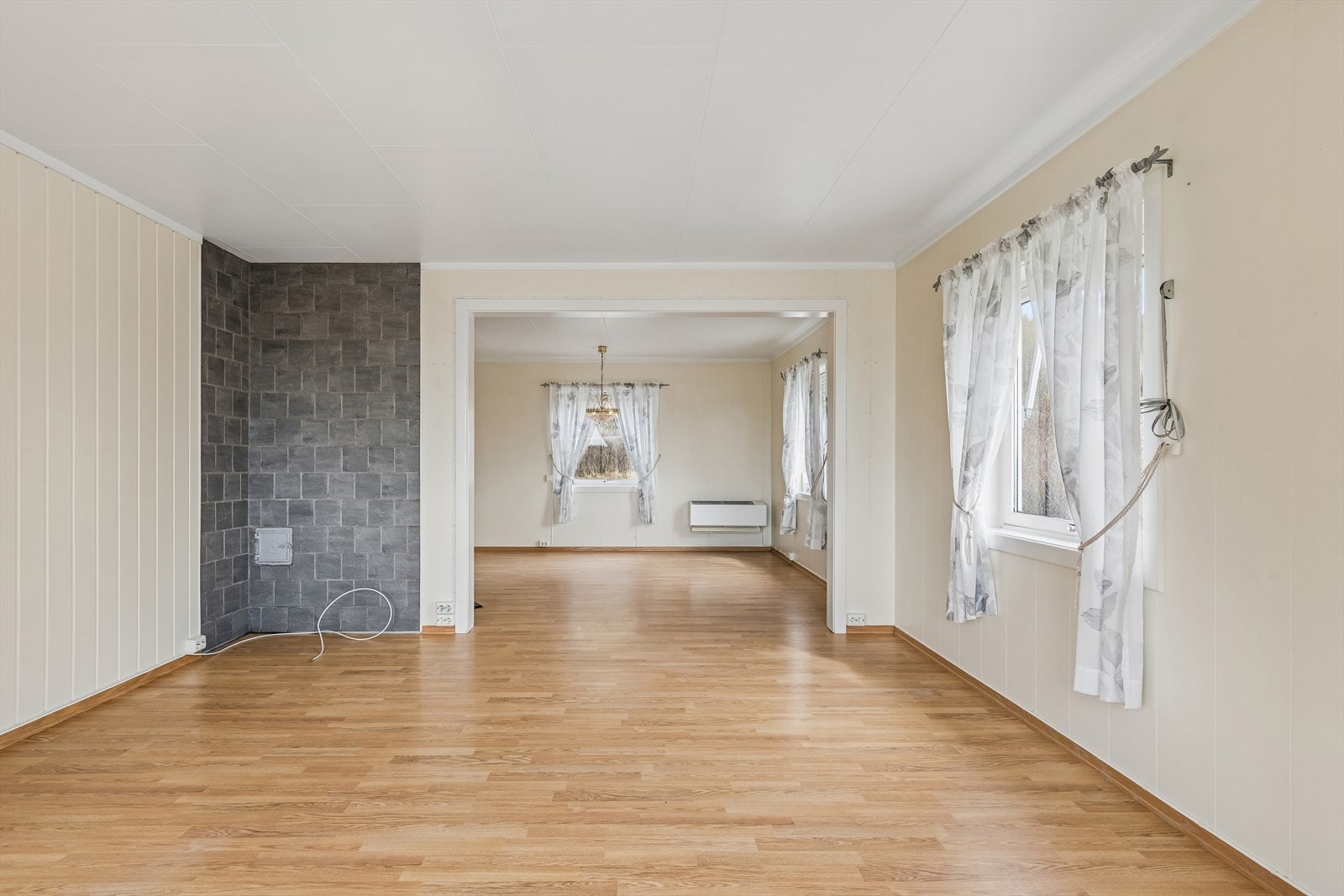 Stuen har gode innredningsmuligheter med god plass til både stort spisebord og hyggelige sittegrupper. Galleribilde