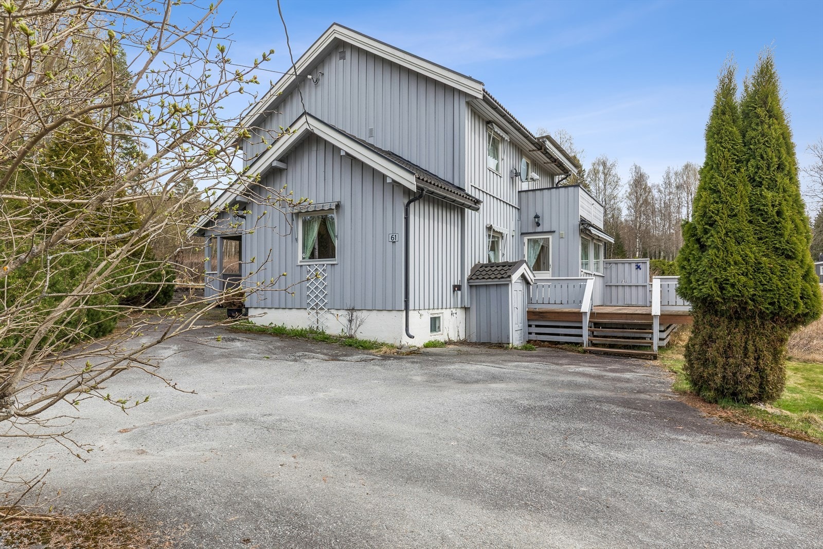 Eneboligen er tilbygget i 1969 med 2. etasje og et soverom i 1. etasje, og i 1999 med entré i 1. etasje. Galleribilde
