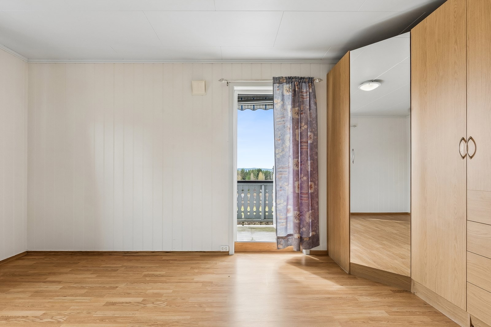 Soverom i 2. etasje med garderobeskap og utgang til balkong. Galleribilde