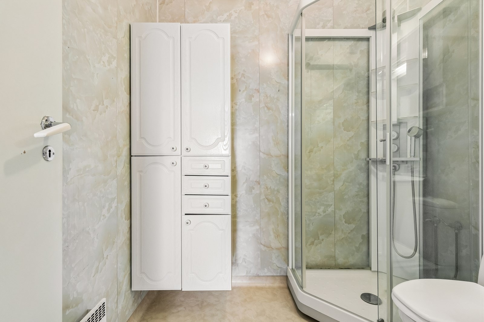 Badet har våtromsplater på vegger og vinylbelegg på gulv. Galleribilde