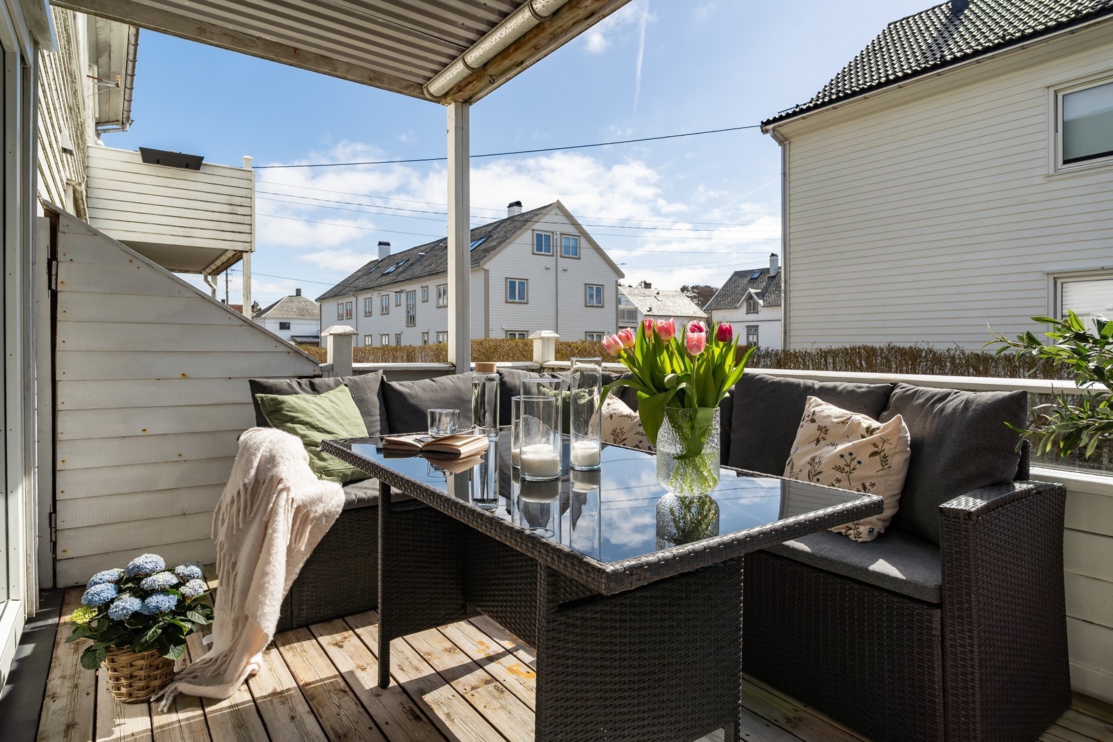 Overbygget gjør det mulig å bruke terrassen selv når været ikke er på sitt beste. Galleribilde