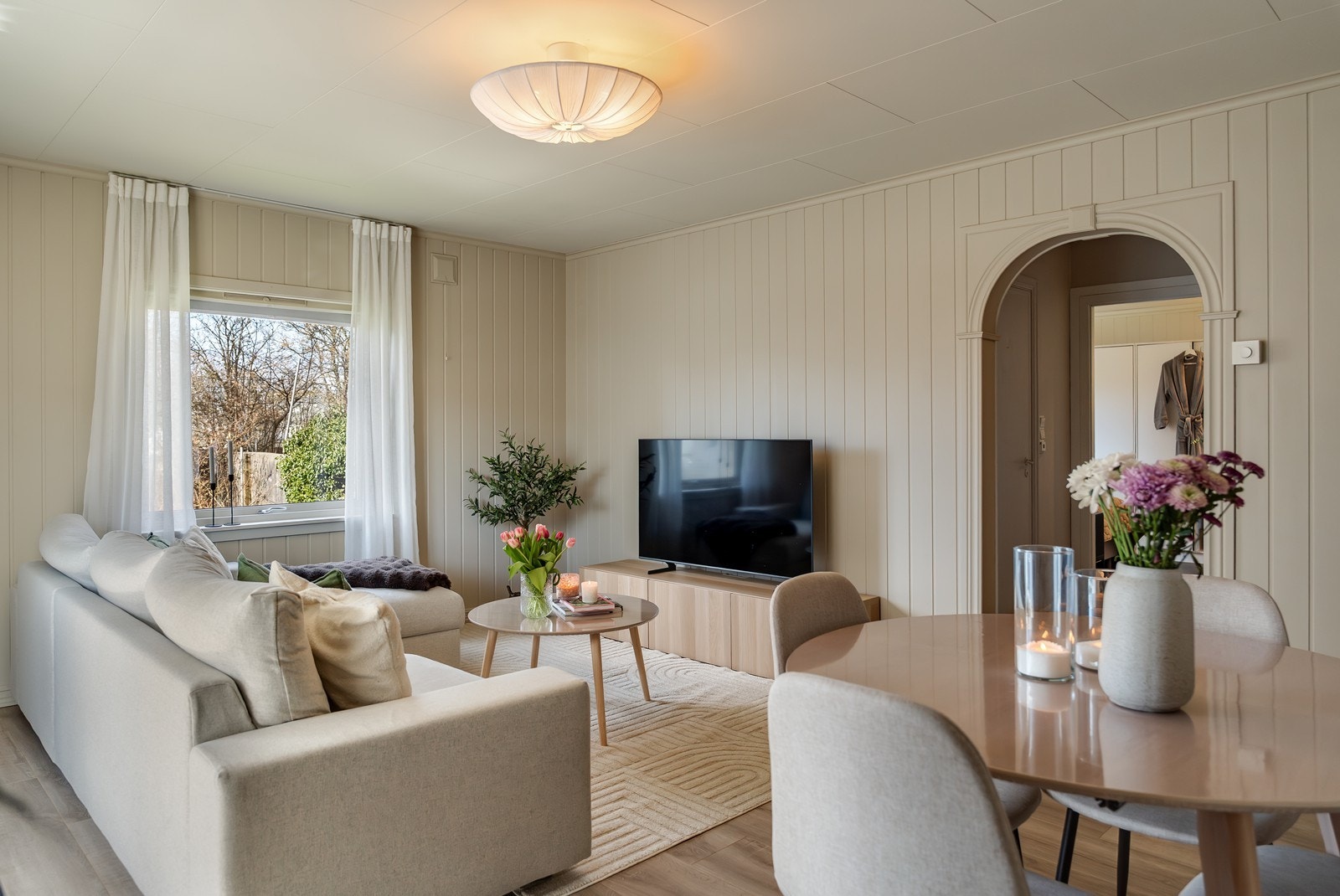 Stuen har god planløsning med plass til å innrede med både TV-krok og spisestue. Galleribilde