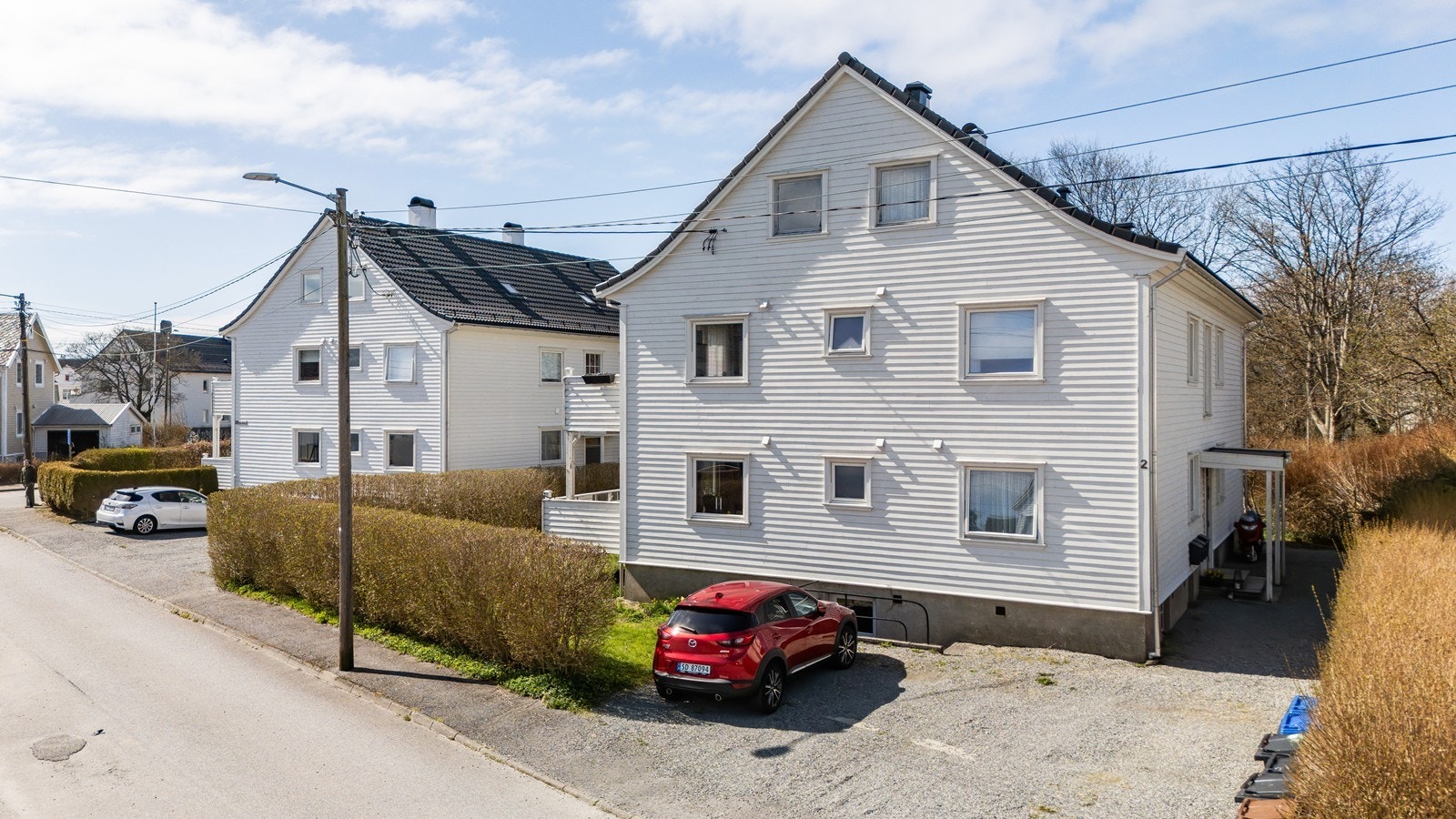 Stort gruslagt gårdsrom. Galleribilde