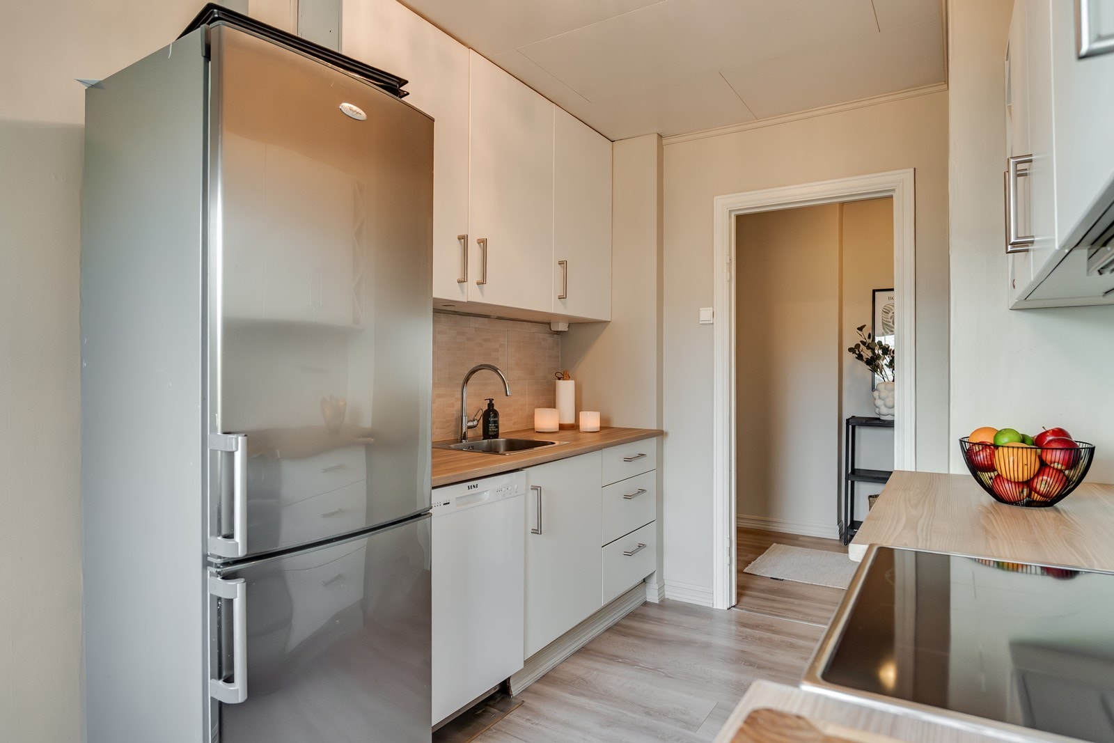 Av hvitevarer er det frittstående kjøl/frys, oppvaskmaskin og stekeovn (disse medfølger i handelen). Galleribilde