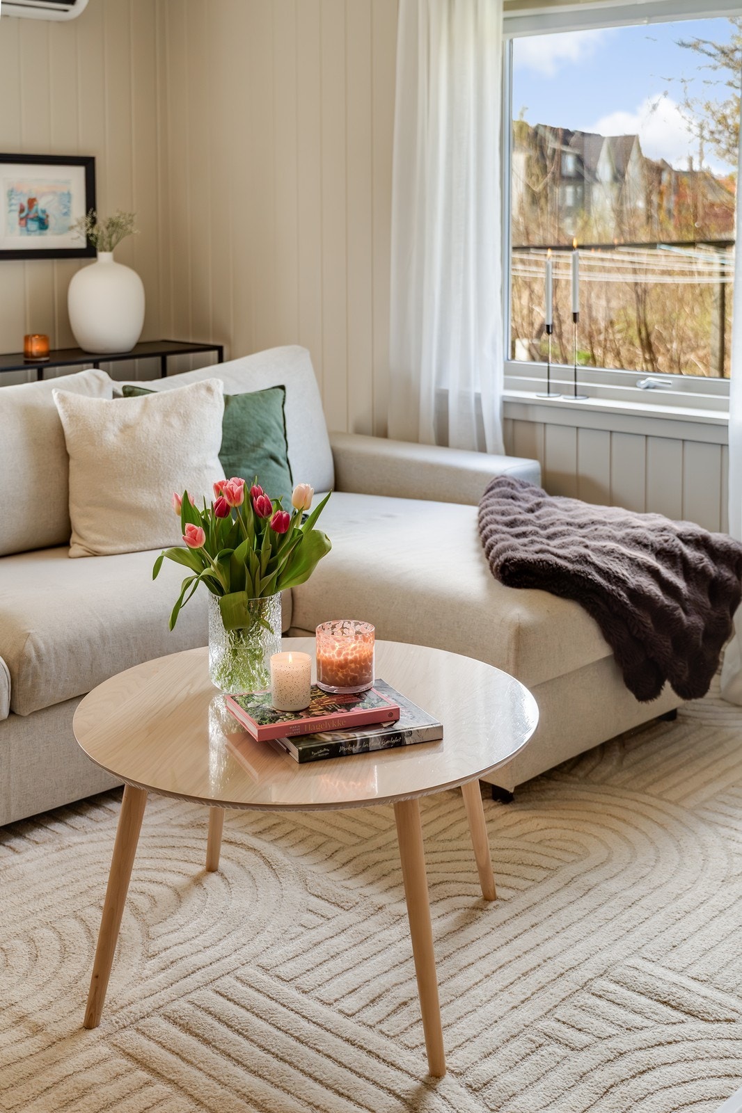 Store vindusflater gir godt med naturlig dagslys i rommet. Galleribilde