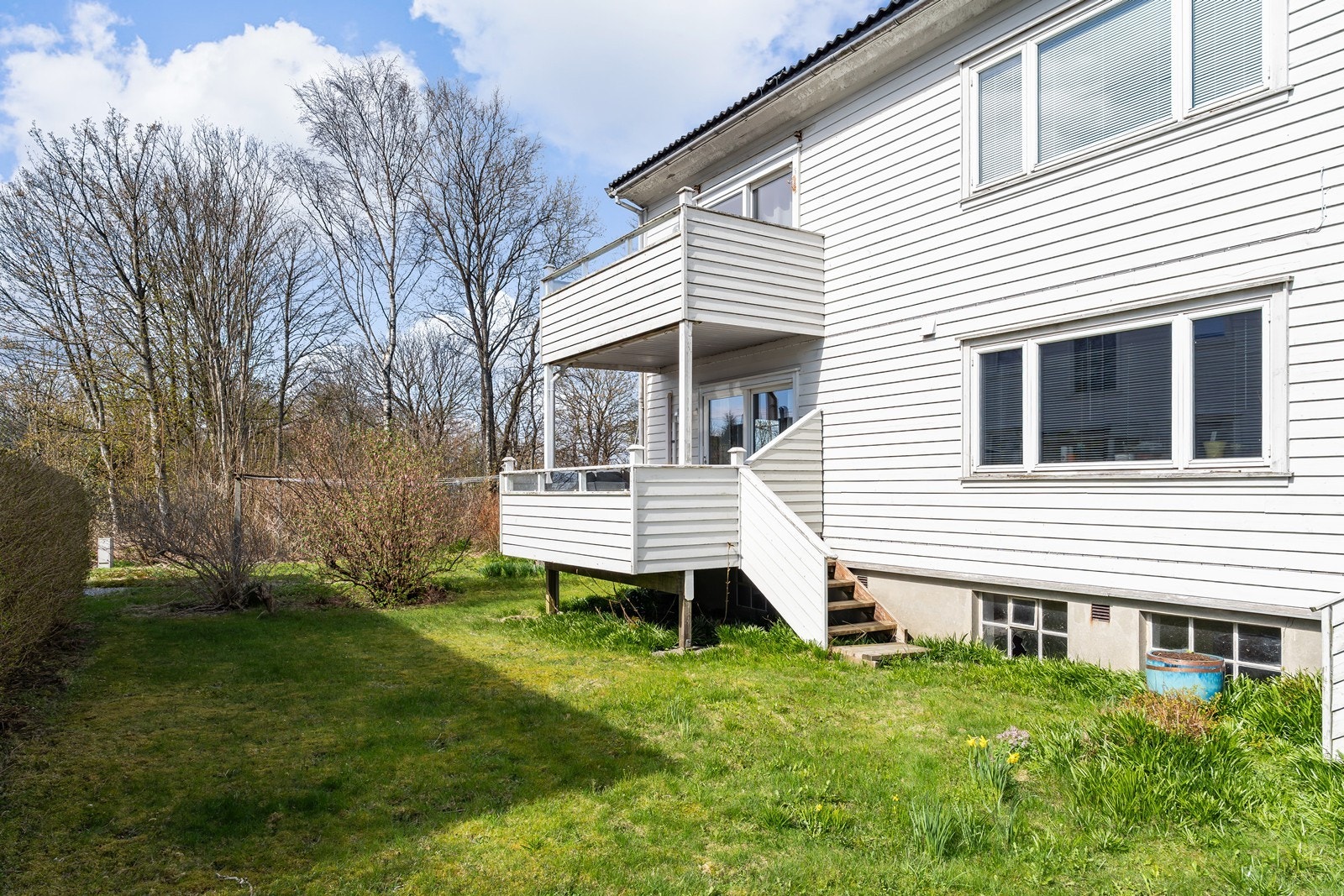 Fra utsiden er det enkel adkomst til terrassen, som ligger fint tilknyttet den flotte felleshagen. Galleribilde